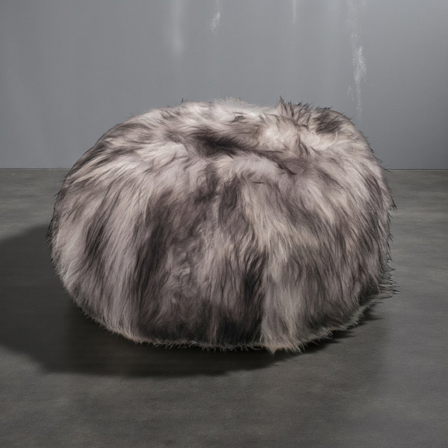 Norré – Ronde poef van IJslandse schapenvacht